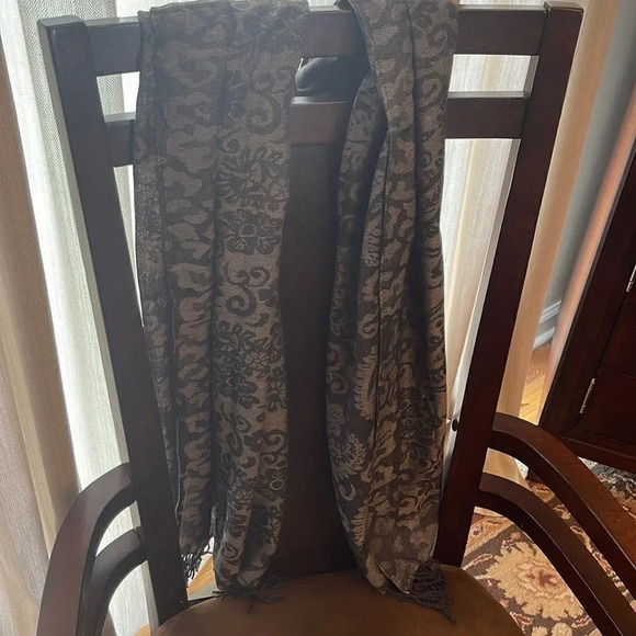Gray and black light weight scarf with fringes NWOT - Picture 3 of 10